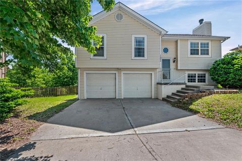 Photo of 1904 Quail Ridge Drive, Liberty, MO 64068 (MLS # 2619572)