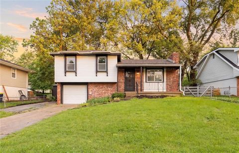 Photo of 5412 NE 56th Place, Kansas City, MO 64119 (MLS # 2616802)