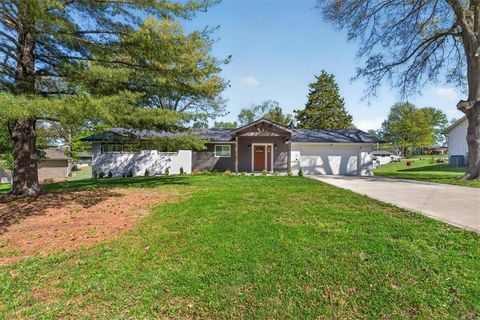 Photo of 7810 NW Bluegrass Drive, Parkville, MO 64152 (MLS # 2615547)