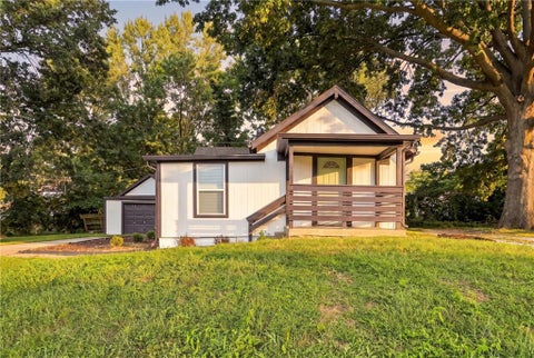 Photo of 7126 Main Street, Kansas City, MO 64114 (MLS # 2639245)