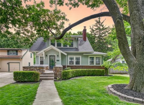 Photo of 7419 Jarboe Street, Kansas City, MO 64114 (MLS # 2627117)