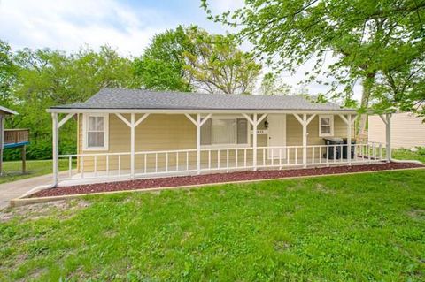 Photo of 4833 FARLEY Avenue, Kansas City, MO 64129 (MLS # 2616775)