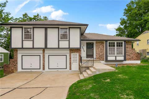 Photo of 9878 Pennsylvania Avenue, Kansas City, MO 64114 (MLS # 2626503)