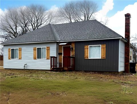 210 W 7th Street, Knob Noster, MO 65336 - #: 2596485