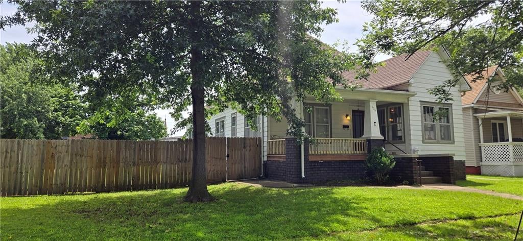 Photo of 906 N Pine Street, Pittsburg, KS 66762 (MLS # 2627161)