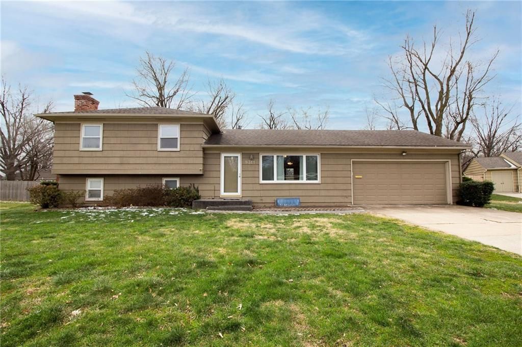 Photo of 9311 W 95th Street, Overland Park, KS 66212 (MLS # 2607895)