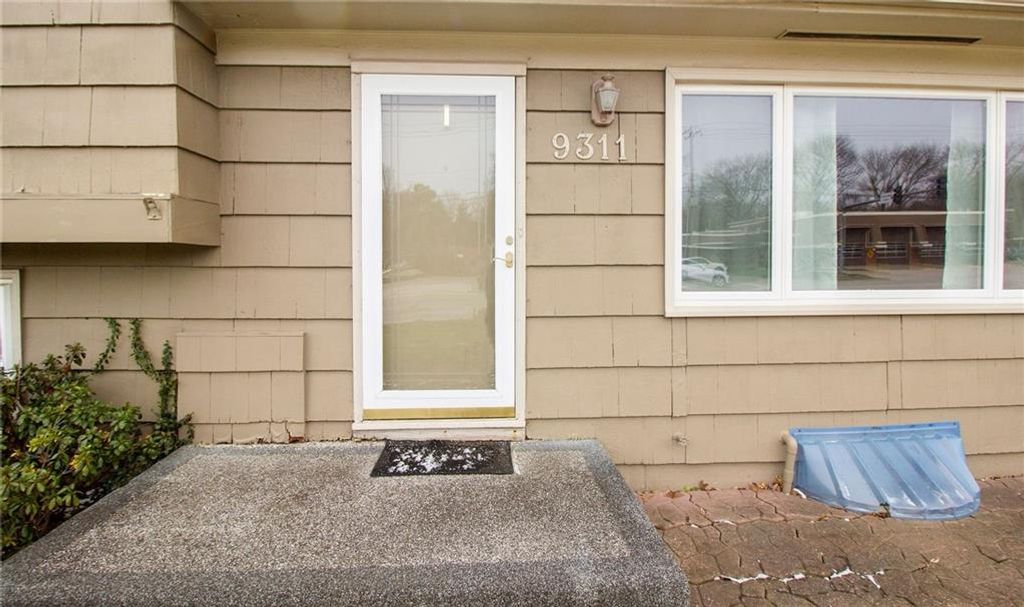 Photo of 9311 W 95th Street, Overland Park, KS 66212 (MLS # 2607895)