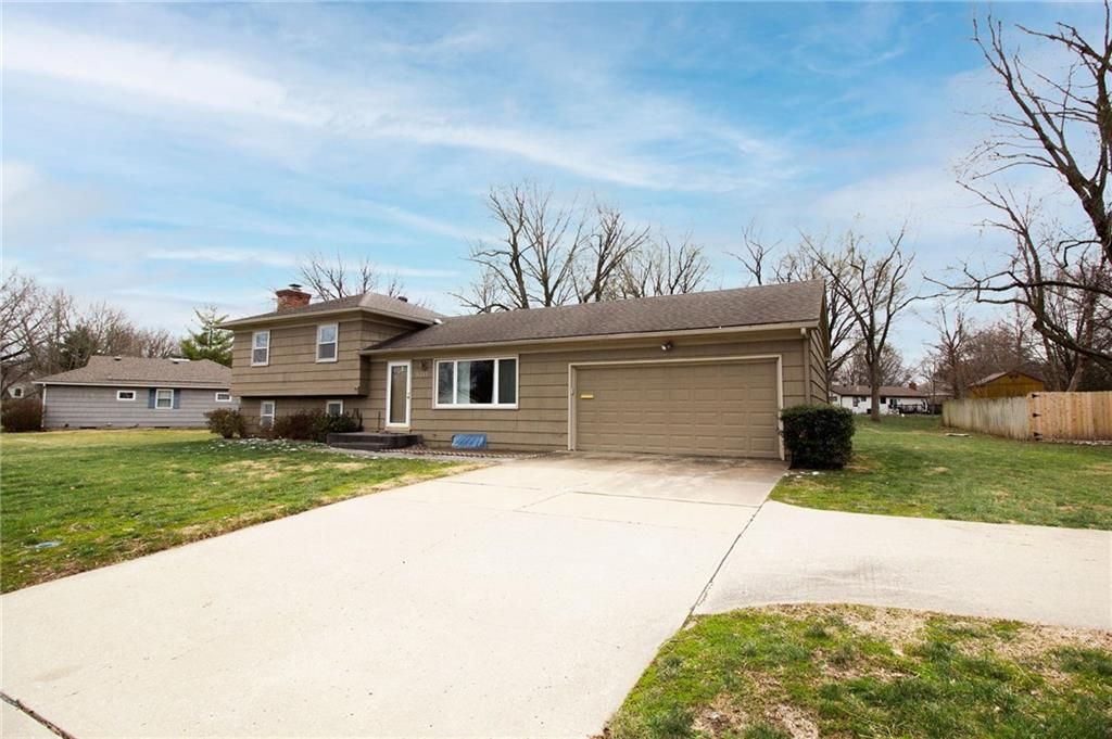 Photo of 9311 W 95th Street, Overland Park, KS 66212 (MLS # 2607895)