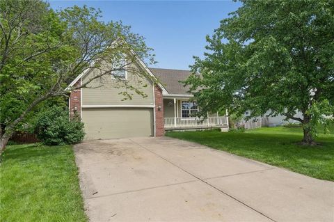 Photo of 325 SE Canterbury Lane, Lees Summit, MO 64063 (MLS # 2607890)
