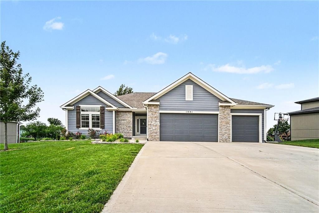 Photo of 1001 Meadowbrook Drive, Kearney, MO 64060 (MLS # 2623184)