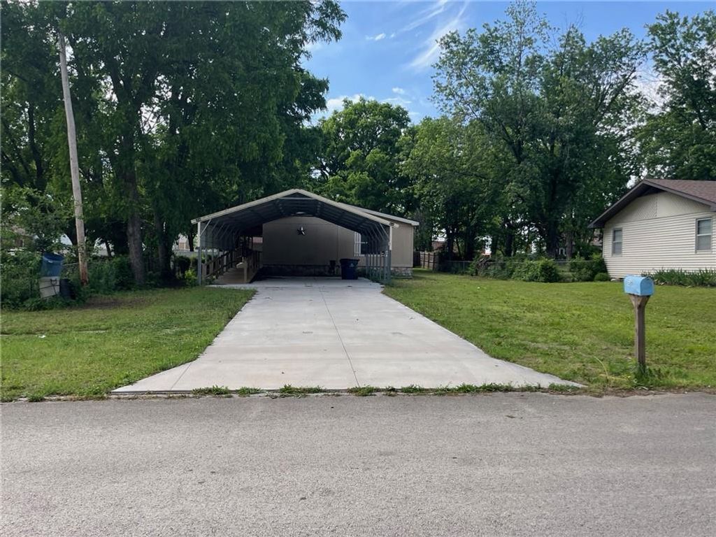 Photo of 1309 N 9th Street, Independence, KS 67301 (MLS # 2618206)