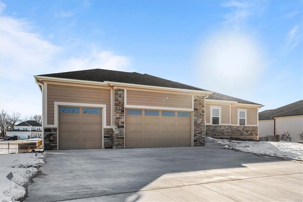 809 W Solomon Drive