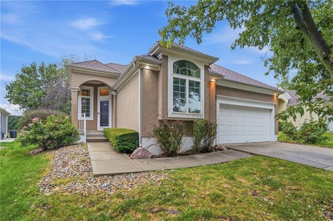 Photo of 13408 Summit Court, Kansas City, MO 64145 (MLS # 2647415)