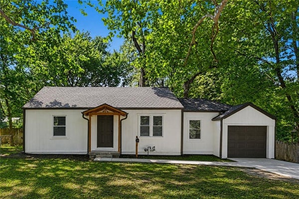 11220 APPLEWOOD DR, KANSAS CITY, MO 64134 - Image ea46b65fedf5a7bb939f9acb8ea2e32a/3406601507