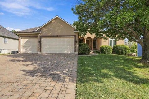Photo of 4957 S Park Ridge Drive, Independence, MO 64015 (MLS # 2641261)
