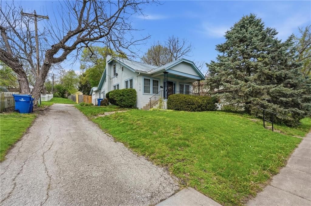 Photo of 116 N Fairview Avenue, Liberty, MO 64068 (MLS # 2612936)