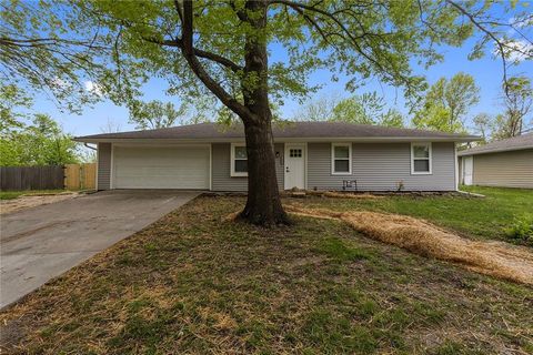 Photo of 206 20th Avenue N, Greenwood, MO 64034 (MLS # 2617001)