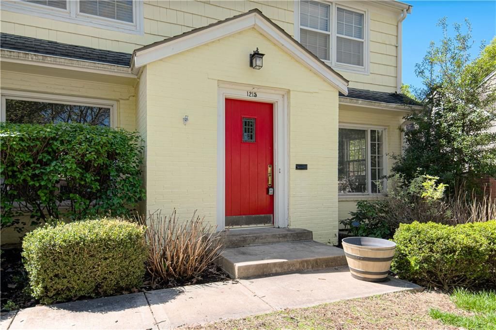 Photo of 1215 W 69th Street, Kansas City, MO 64113 (MLS # 2615068)