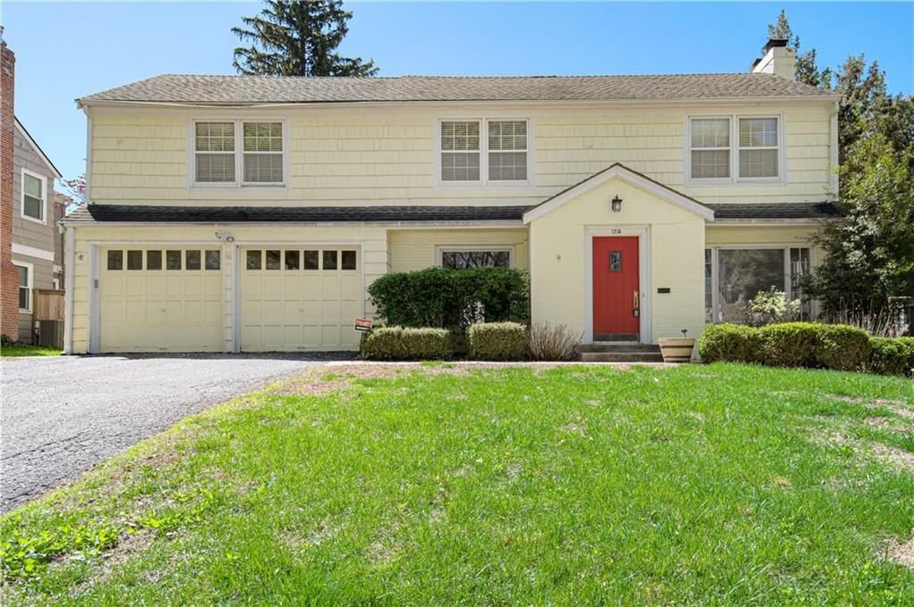 Photo of 1215 W 69th Street, Kansas City, MO 64113 (MLS # 2615068)