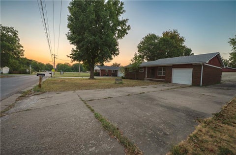 Photo of 2206 W 1st Street, Coffeyville, KS 67337 (MLS # 2641028)