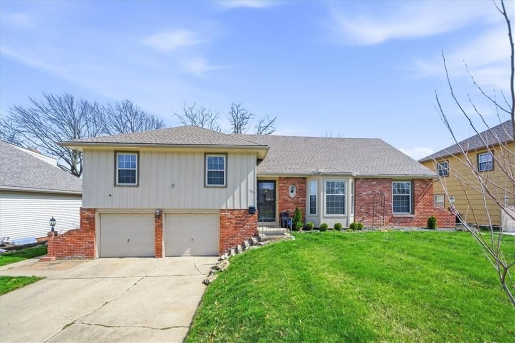 Photo of 10813 Beacon Avenue, Kansas City, MO 64134 (MLS # 2608136)