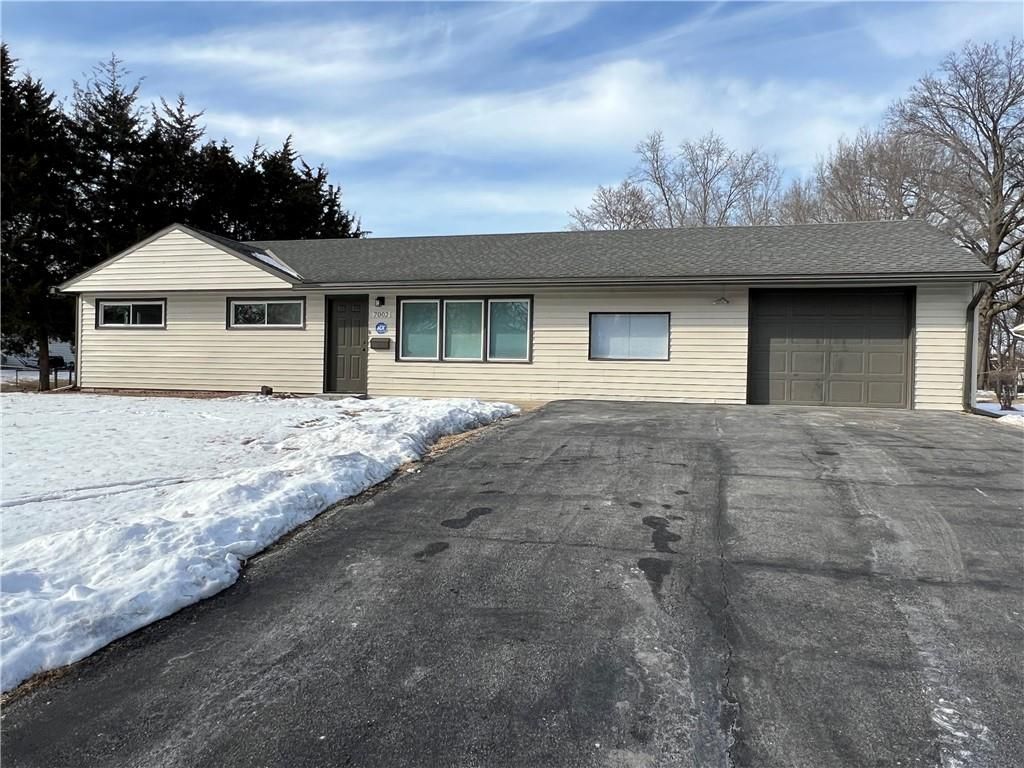 Photo of 7002 E 112 Street, Kansas City, MO 64134 (MLS # 2597856)