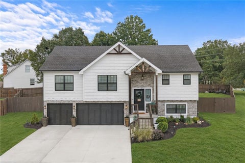 Photo of 1803 NW Madi Court, Grain Valley, MO 64029 (MLS # 2646981)