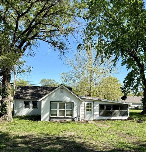 Photo of 215 W 3rd Street, Tonganoxie, KS 66086 (MLS # 2615430)