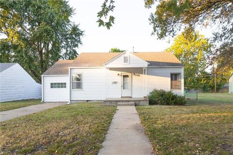 Photo of 1018 E 5th Street, Cherryvale, KS 67335 (MLS # 2582421)