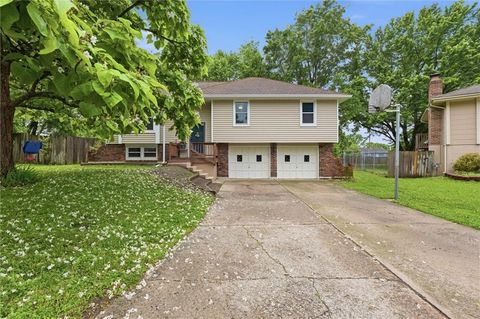 Photo of 629 SW 36th Terrace, Lees Summit, MO 64082 (MLS # 2621192)
