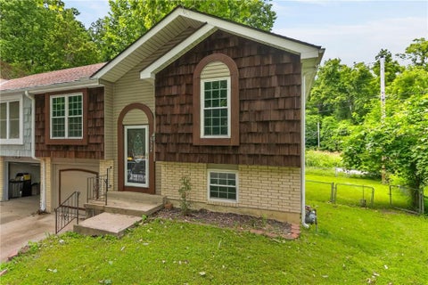 Photo of 5924 NW Creekview Drive, Parkville, MO 64152 (MLS # 2627111)