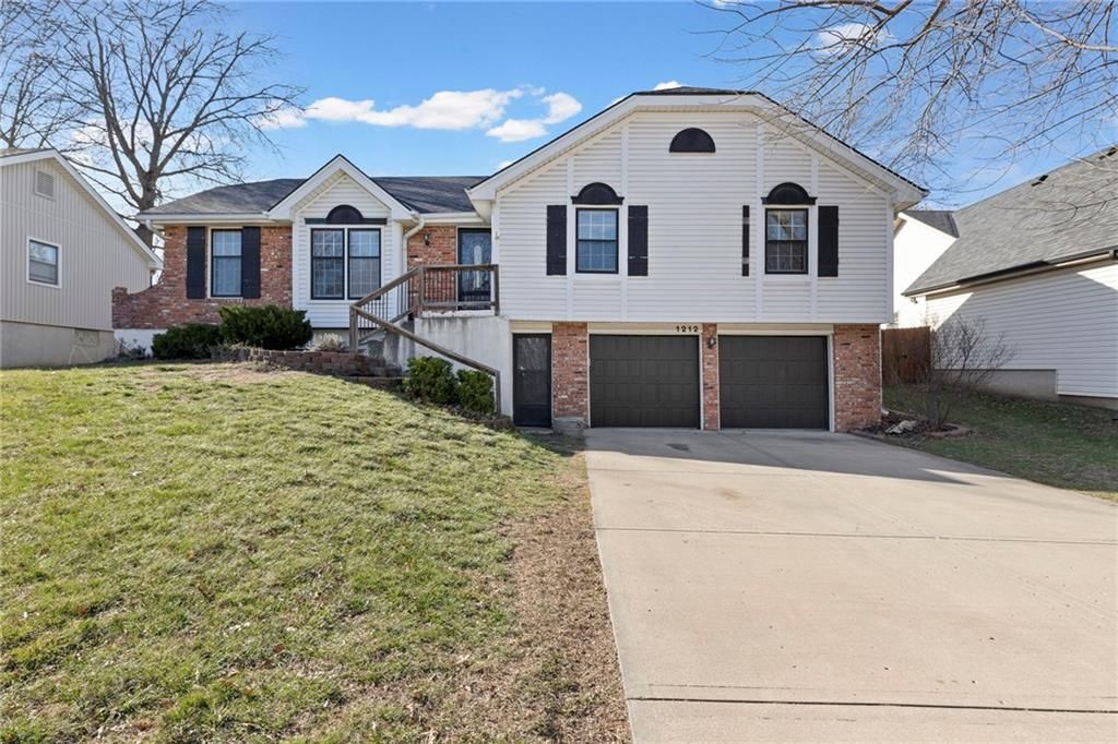 Photo of 1212 E Frontier Lane, Olathe, KS 66062 (MLS # 2608053)