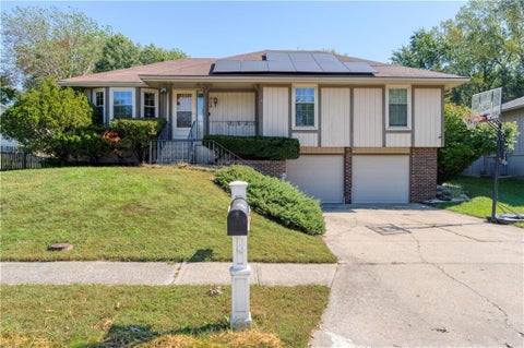 Photo of 403 SE Colony Drive, Lees Summit, MO 64063 (MLS # 2645621)