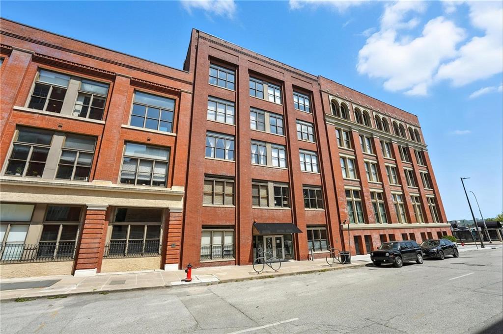 306 W 7th Street 201
