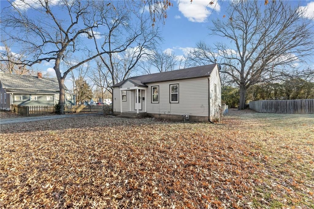 Photo of 909 S Maple Street, Ottawa, KS 66067 (MLS # 2592261)