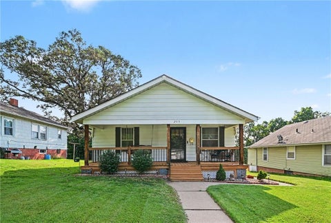 Photo of 2515 N 4th Street, St Joseph, MO 64505 (MLS # 2637269)