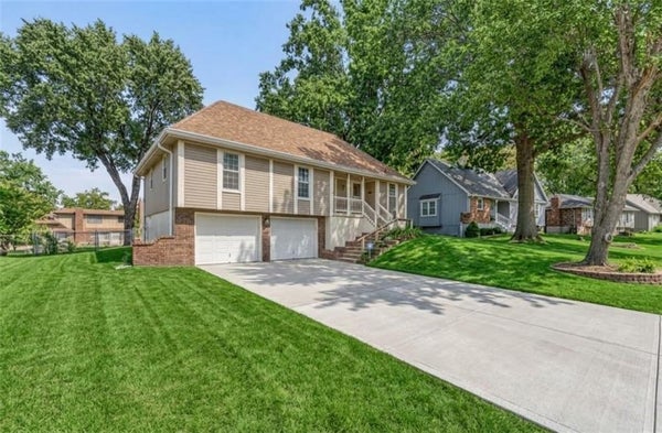 301 SE ALICE ST, BLUE SPRINGS, MO 64014 - Image eebd5cbc941debc3b8cdbf369836ed0b/3821836473