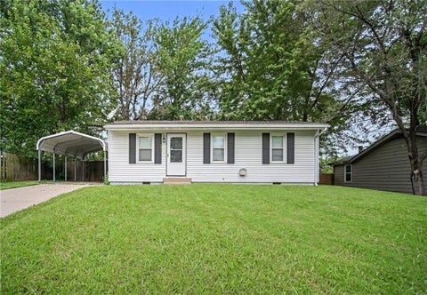 Photo of 7318 NE 51ST Street, Kansas City, MO 64119 (MLS # 2638979)