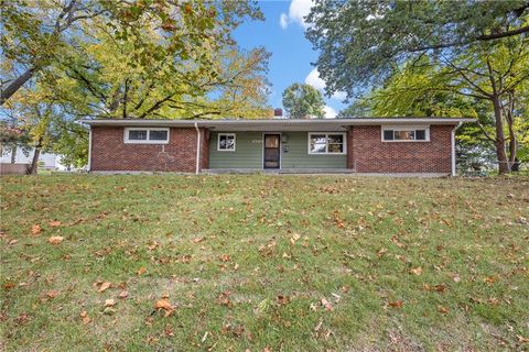 Photo of 4949 N Highland Avenue, Kansas City, MO 64118 (MLS # 2584709)