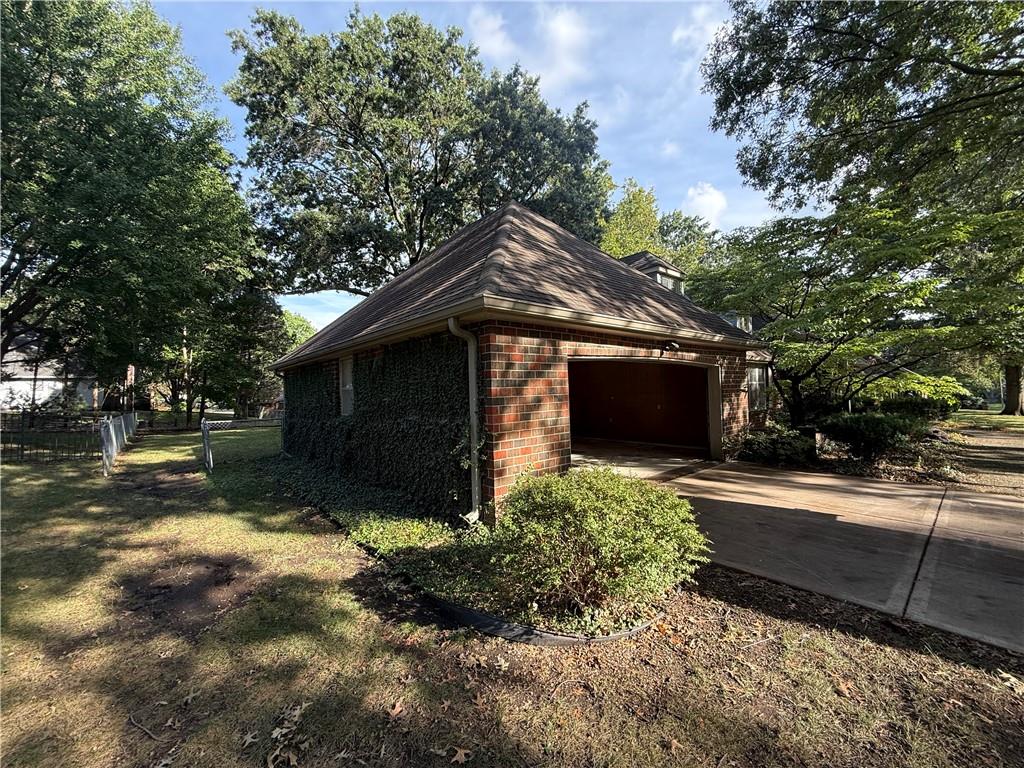 207 NW Oxford Lane