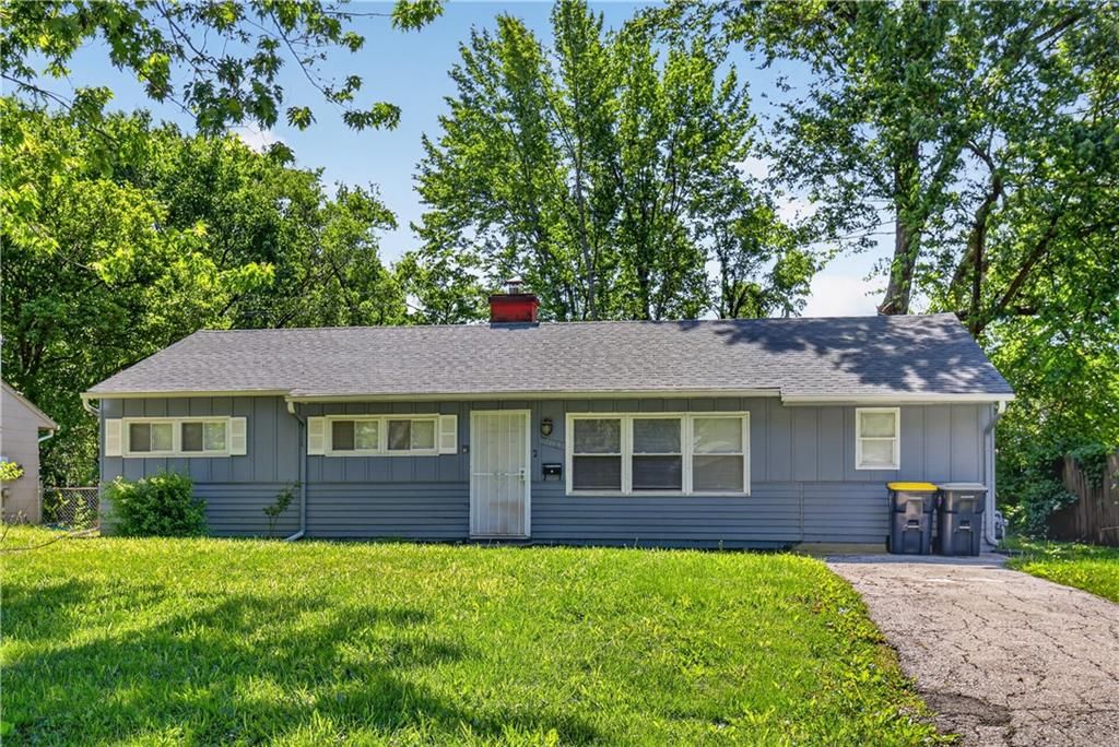 Photo of 7103 E 112th Street, Kansas City, MO 64134 (MLS # 2617449)