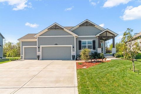 Photo of 1713 NE Ravenwood Drive, Lees Summit, MO 64086 (MLS # 2613461)