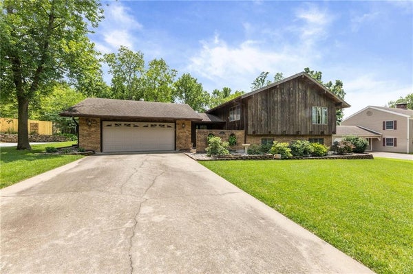 21 W EDWARDS ST, IOLA, KS 66749 - Image effefa21263e07ba045e91bfd725e4b4/145316759