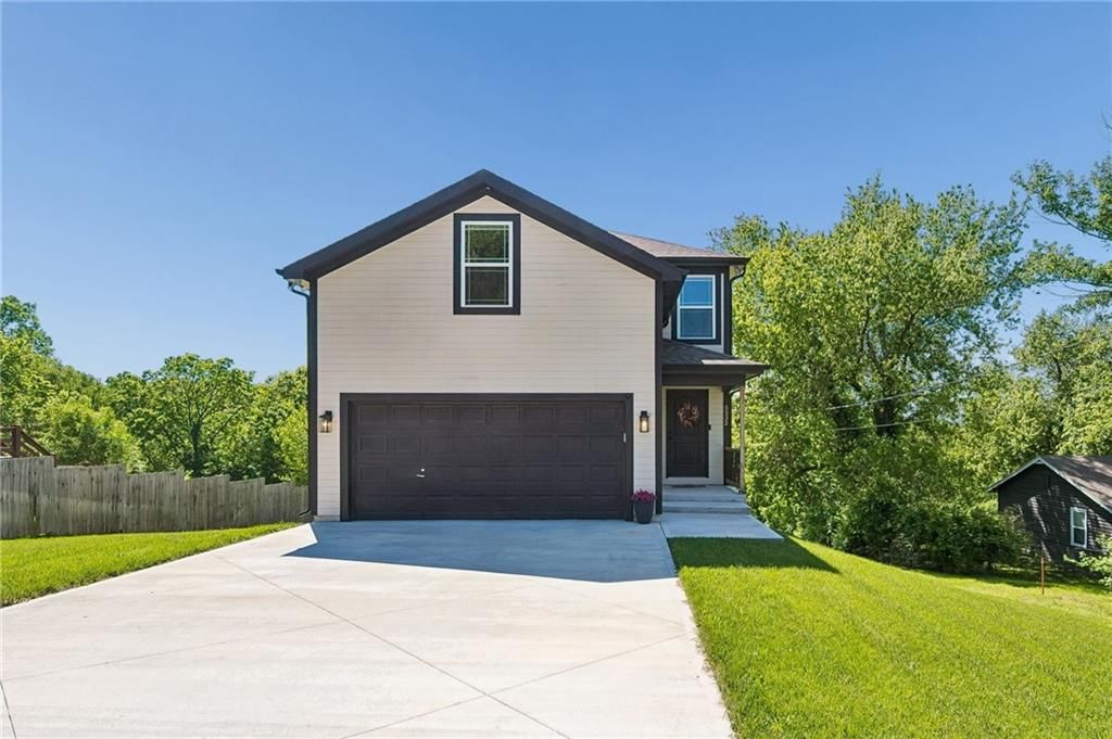 Photo of 5232 N Cambridge Avenue, Kansas City, MO 64119 (MLS # 2618669)