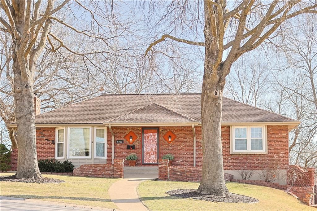 Photo of 6913 Englewood Avenue, Raytown, MO 64133 (MLS # 2608214)