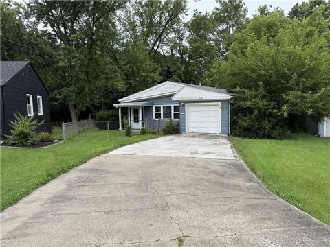 Photo of 2407 NE 57th Terrace, Gladstone, MO 64118 (MLS # 2628213)
