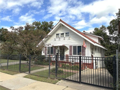 Photo of 3525 Flora Avenue, Kansas City, MO 64109 (MLS # 2643556)