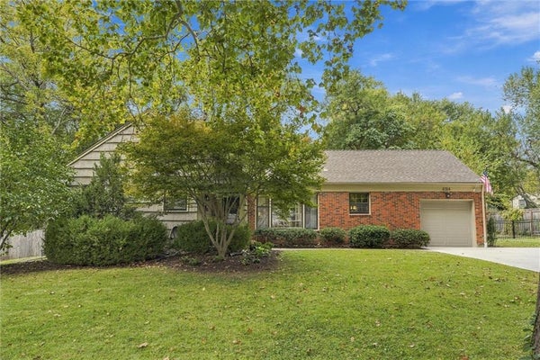8314 SAGAMORE RD, LEAWOOD, KS 66206 - Image f0acb5bde301b916aae679c3a1fbf113/1978393657