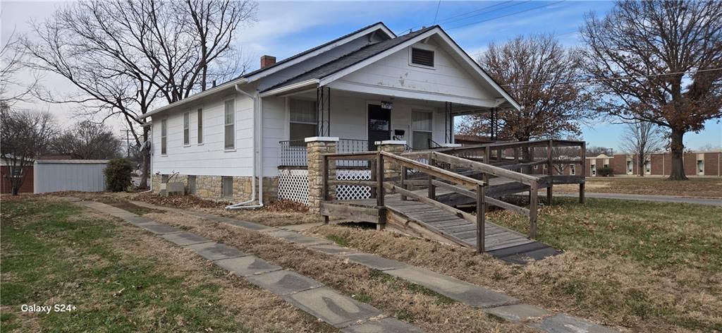 Photo of 302 12th Street, Osawatomie, KS 66064 (MLS # 2588466)