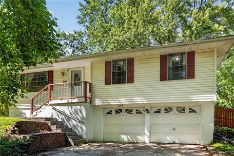 Photo of 216 SW 21st Street, Oak Grove, MO 64075 (MLS # 2619842)